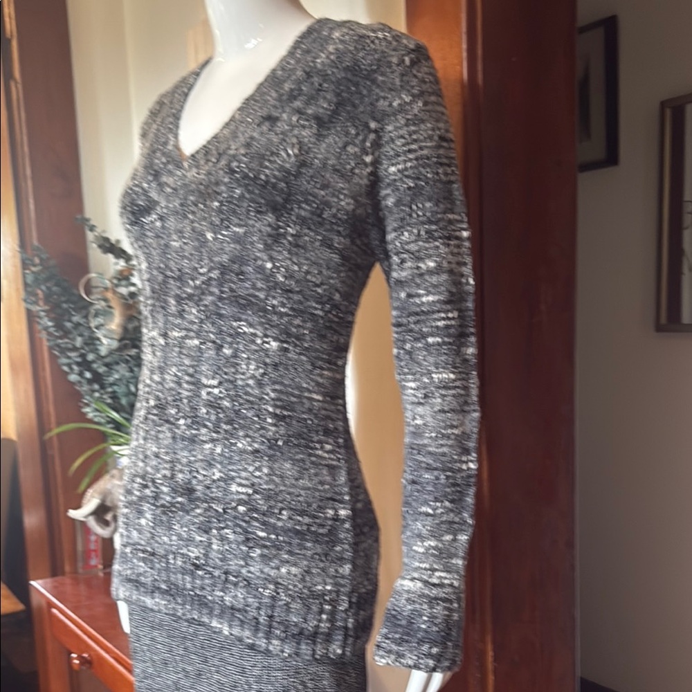 NWT northern reflections size small Gray V-Neck Women's Sweater